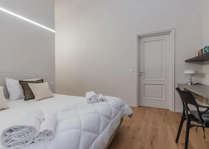Guesthost - Centro Modern & Elegant Apartment