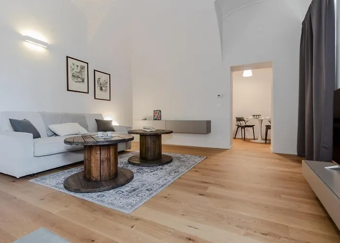 Guesthost - Centro Modern & Elegant Apartment Asti