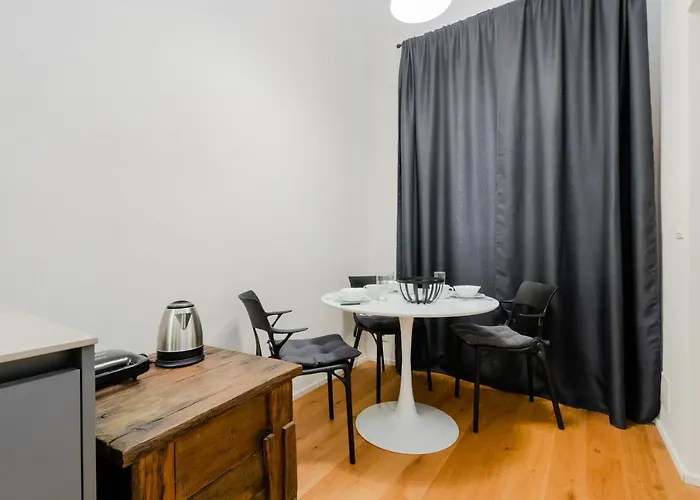 Guesthost - Centro Modern & Elegant Apartment