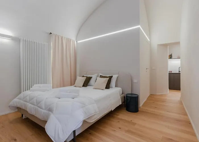 Guesthost - Centro Modern & Elegant Apartment Asti